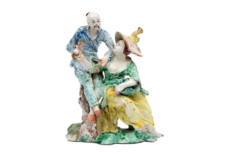 Sujet en faïence émaillée polychrome représentant un couple de chinois tenant u…