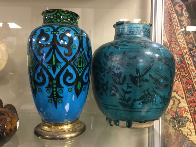 Lot en faïence comprenant un vase syrien à fond turquoise, un vase à décor simi…