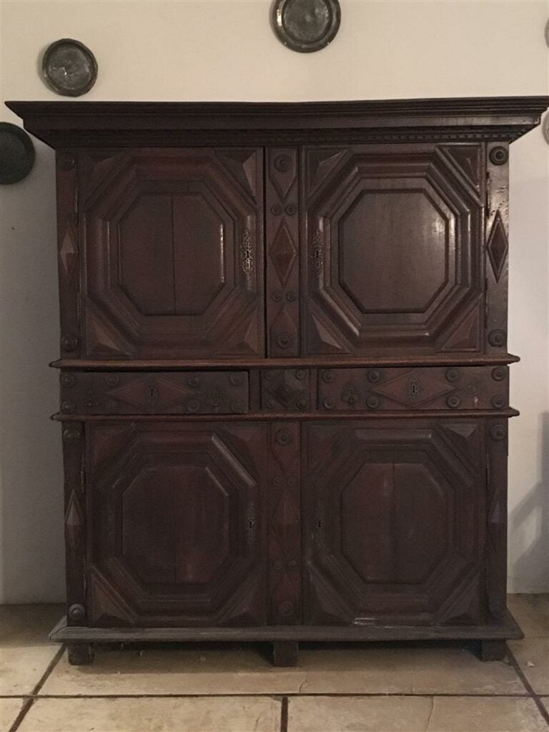 Important buffet deux corps en chêne mouluré, dit malouinière, à motifs en hexa…