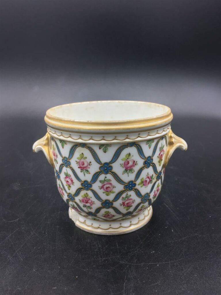 Dans le goût de Sèvres. - Rafraichissoir à verres à motif de roses dans un trei…