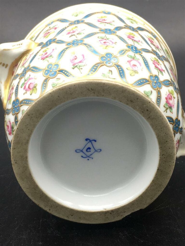 Dans le goût de Sèvres. - Rafraichissoir à verres à motif de roses dans un trei…