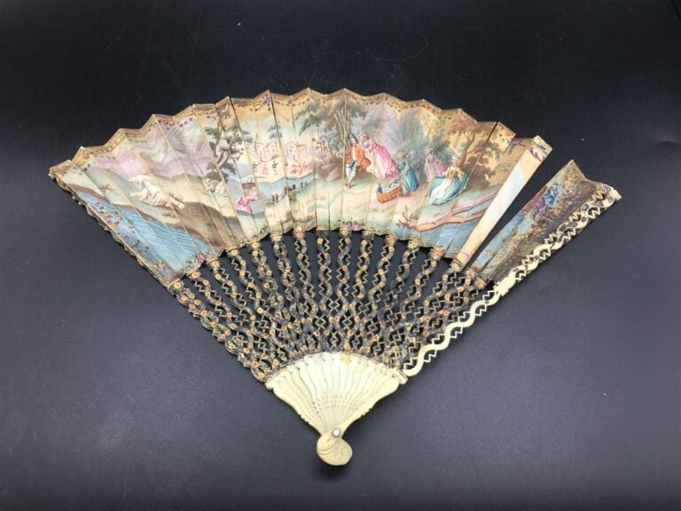 Ensemble de quatre éventails, brins en os, bambou ou écaille (vendus en l'état)…