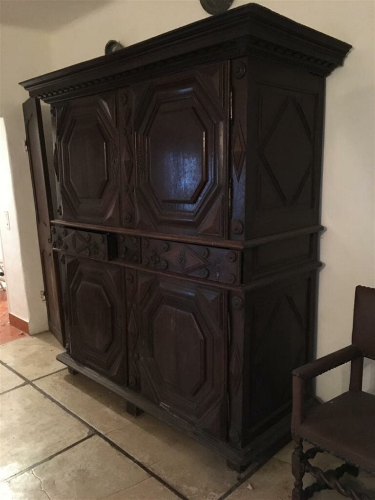 Important buffet deux corps en chêne mouluré, dit malouinière, à motifs en hexa…