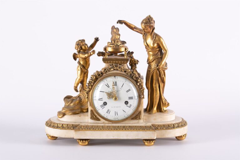 Pendule en bronze doré et marbre blanc, figurant une femme et un putti près d'u…