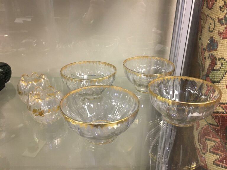 Quatre rince-doigts en verre à décor doré, et deux vases miniatures.