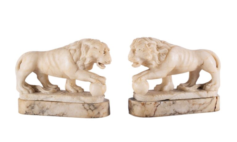 D'après l'antique. - Paire de lions type Medicis en albâtre sculpté, sur un soc…