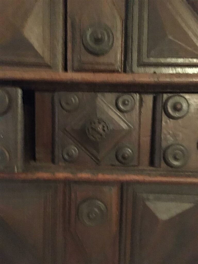 Important buffet deux corps en chêne mouluré, dit malouinière, à motifs en hexa…