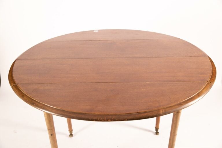 Table de salle à manger ronde en acajou, les côtés rabattables, quatre pieds fu…