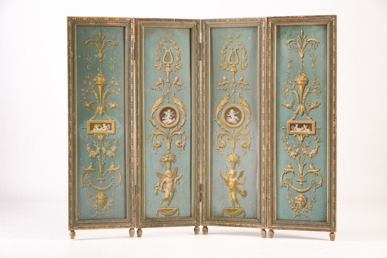 Petit paravent quatre feuilles, décor de grotesques sur fond bleu, style Louis…
