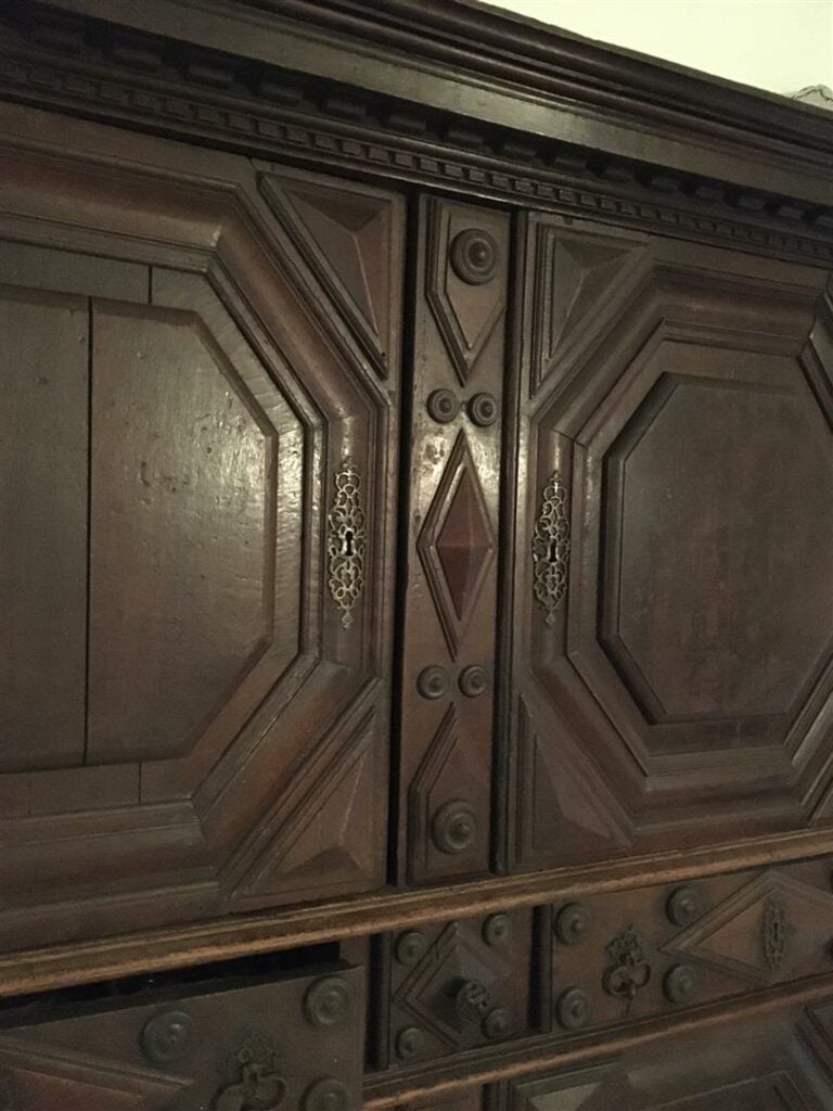 Important buffet deux corps en chêne mouluré, dit malouinière, à motifs en hexa…