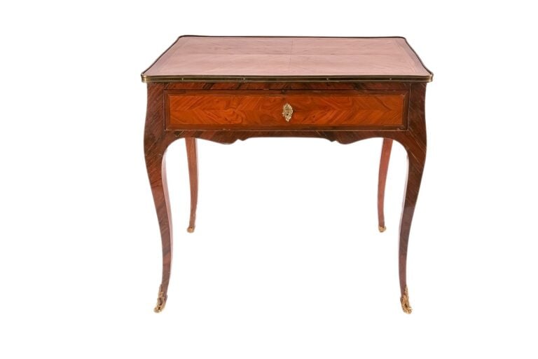 Table à écrire de forme rectangulaire en bois de placage, ouvrant par un tiroir…