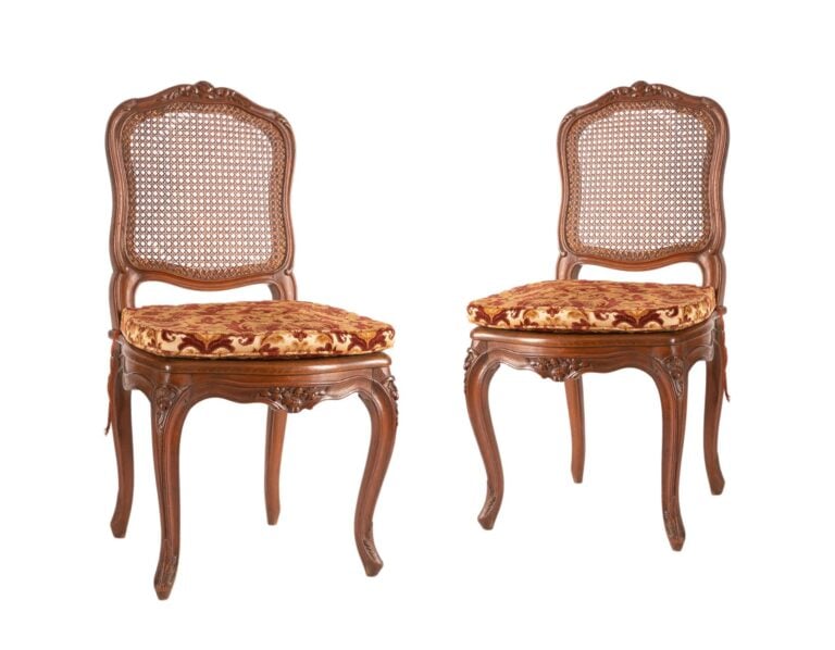 Mobilier de salon en bois mouluré et canné, dont trois fauteuils à décor sculpt…