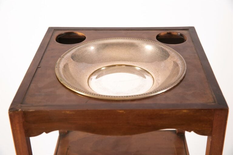 Meuble de toilette en acajou et placage d'acajou, plateau comportant une vasque…
