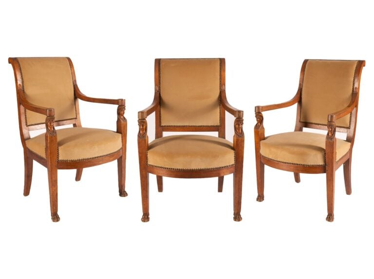 Suite de trois fauteuils en bois naturel, dossier renversé, consoles d'accotoir…