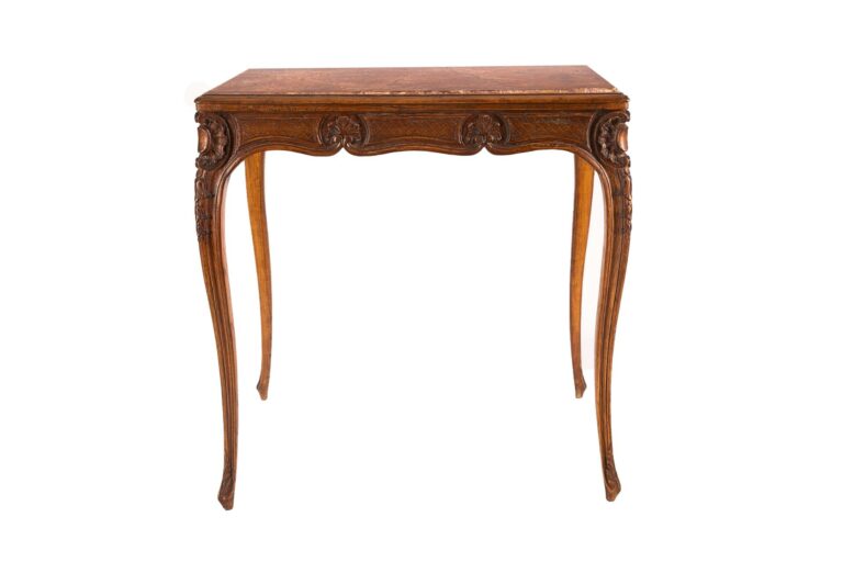Table d'appoint en bois naturel mouluré, la ceinture sculptée de coquilles, des…