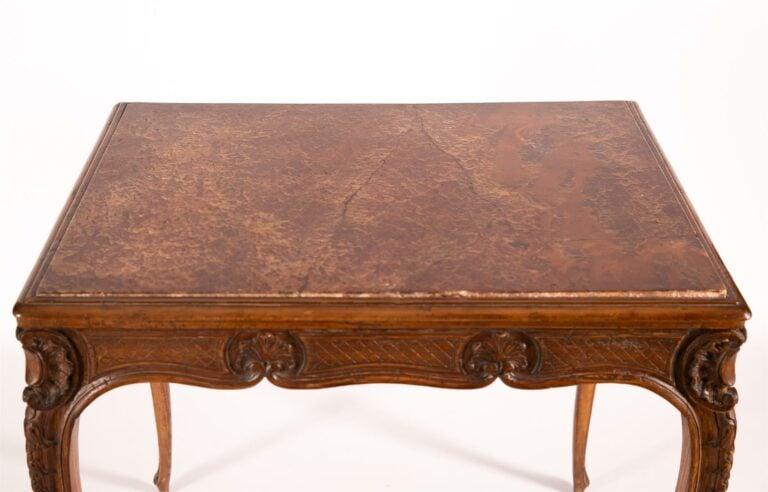 Table d'appoint en bois naturel mouluré, la ceinture sculptée de coquilles, des…