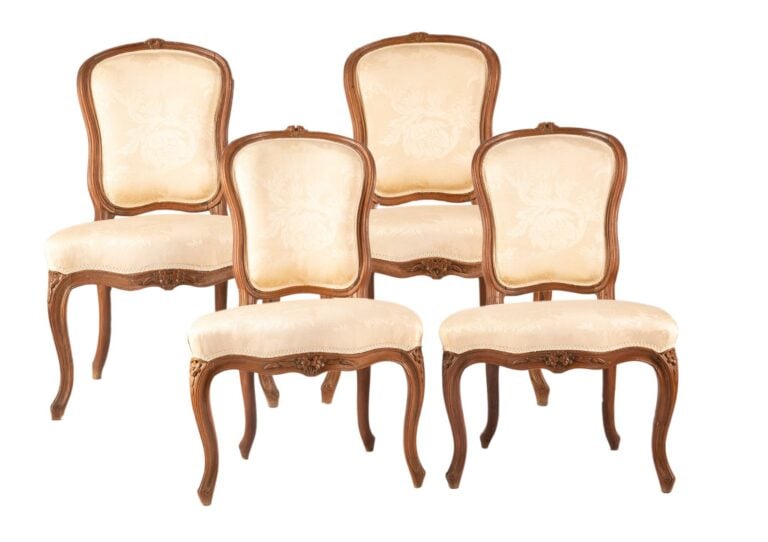 Mobilier de salon en bois naturel mouluré, comprenant deux fauteuils cabriolet,…