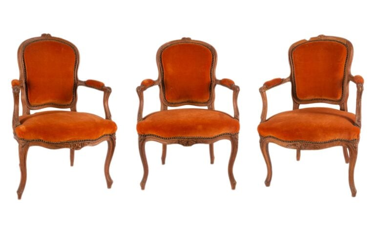 Suite de trois fauteuils cabriolet en bois naturel mouluré et sculpté de fleure…