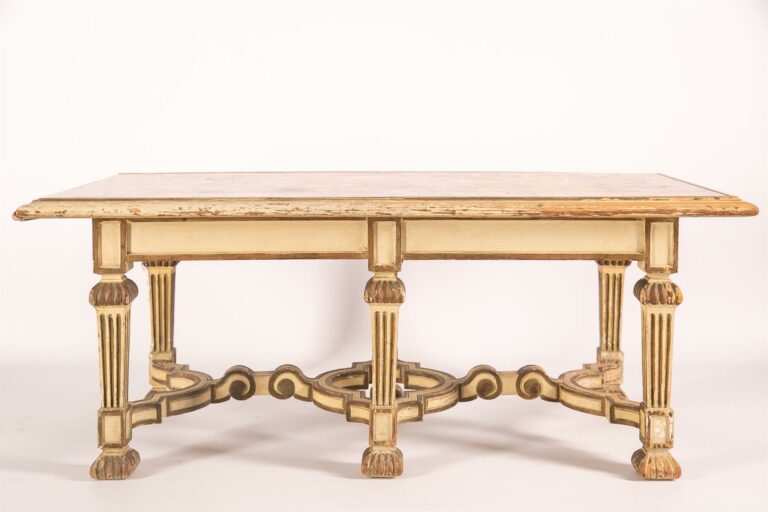 Table basse rectangulaire en bois mouluré, doré et laqué crème, six pieds gaine…