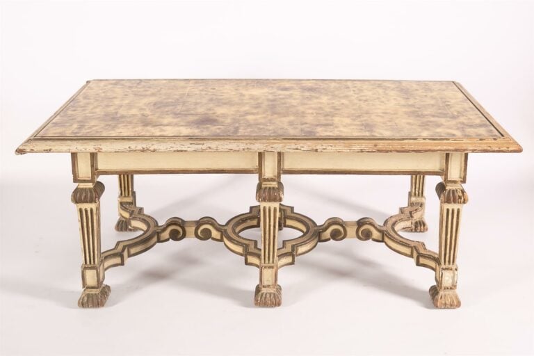 Table basse rectangulaire en bois mouluré, doré et laqué crème, six pieds gaine…