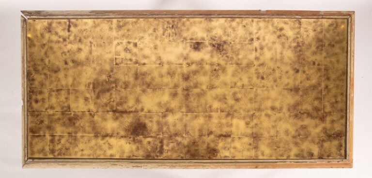 Table basse rectangulaire en bois mouluré, doré et laqué crème, six pieds gaine…