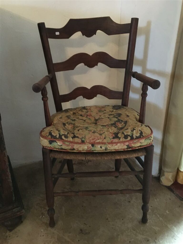 Suite de trois fauteuils bonne femme, assise paillée. - XIXème siècle.