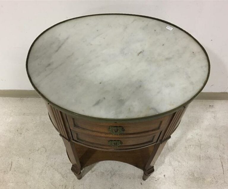 Table de salon de forme ovale en bois naturel, deux tiroirs en façade, tablette…