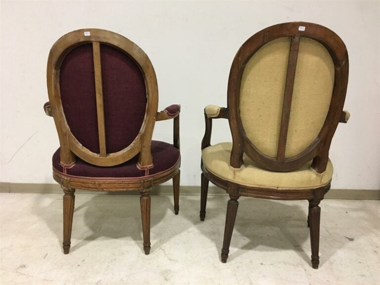 Deux fauteuils cabriolet en bois naturel mouluré, dossier médaillon, pieds fuse…