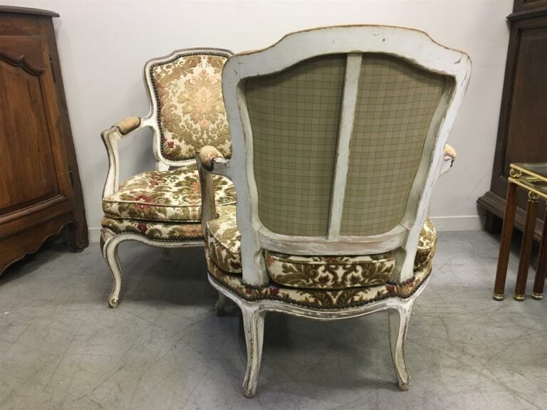Paire de fauteuils cabriolet en bois mouluré rechampi, garniture de velours de…