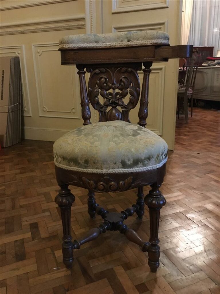 Chaise ponteuse en chêne sculpté, le haut du dossier garni d'une manchette et d…