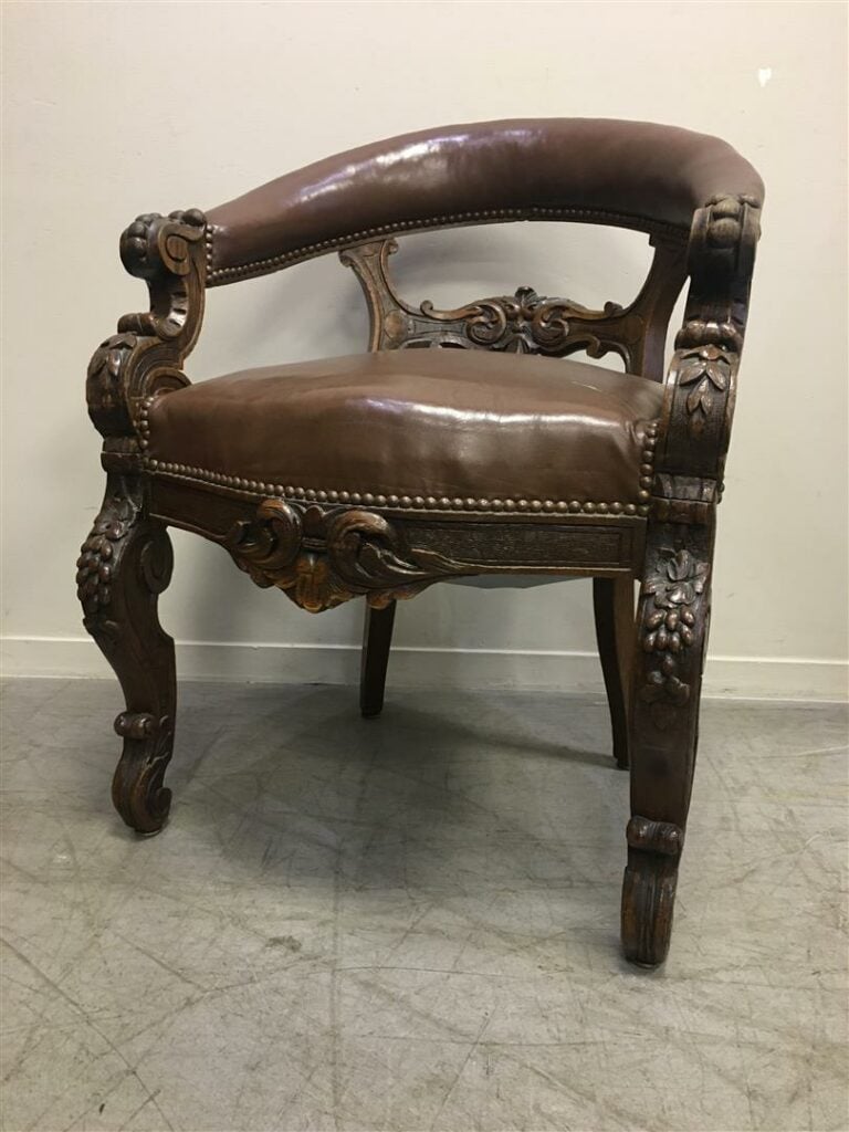 Fauteuil de bureau à dossier arrondi en bois naturel sculpté, le dossier ajouré…