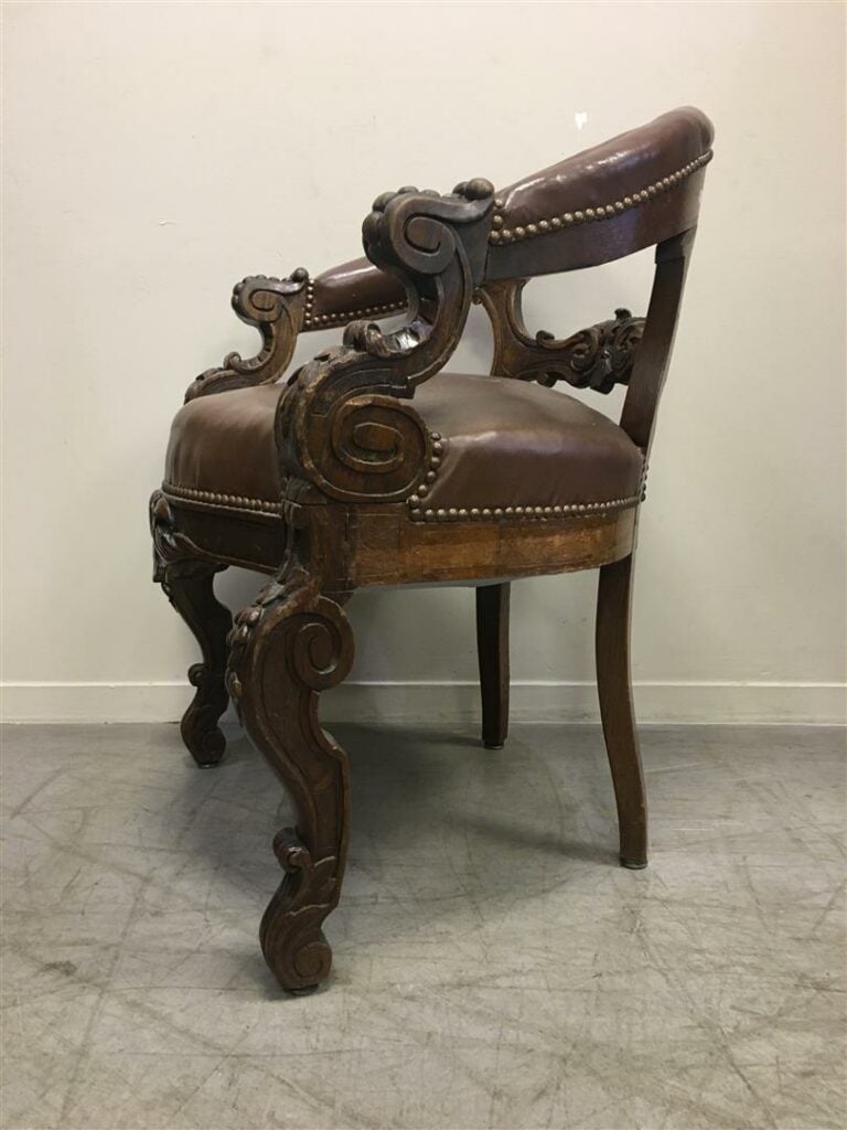 Fauteuil de bureau à dossier arrondi en bois naturel sculpté, le dossier ajouré…