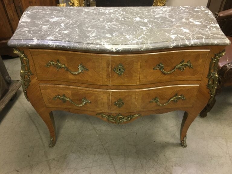 Commode galbée toutes faces en bois de placage, deux tiroirs, dessus de marbre…