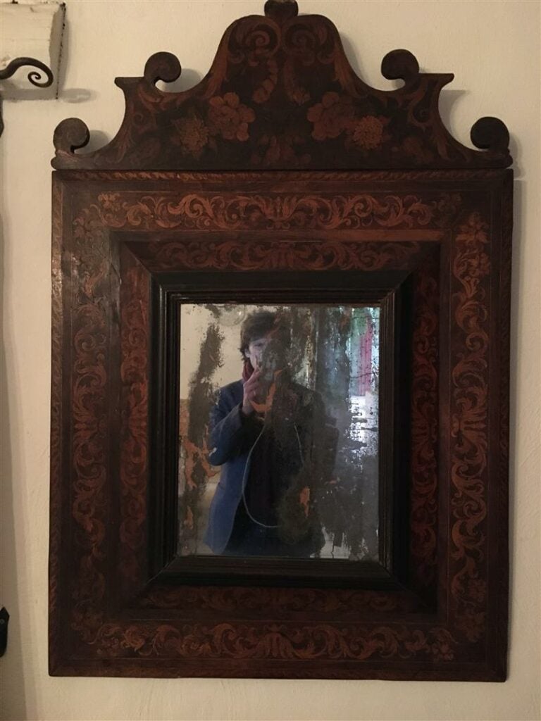 Miroir hollandais à encadrement à profil renversé, à décor marqueté de fleurs e…