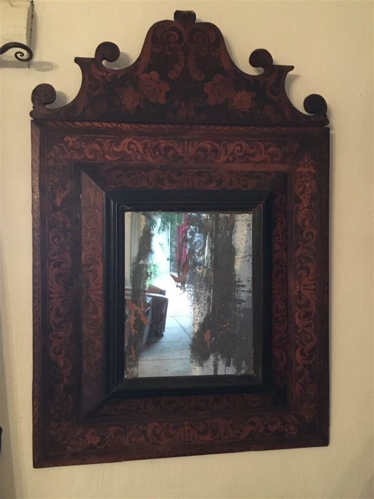 Miroir hollandais à encadrement à profil renversé, à décor marqueté de fleurs e…