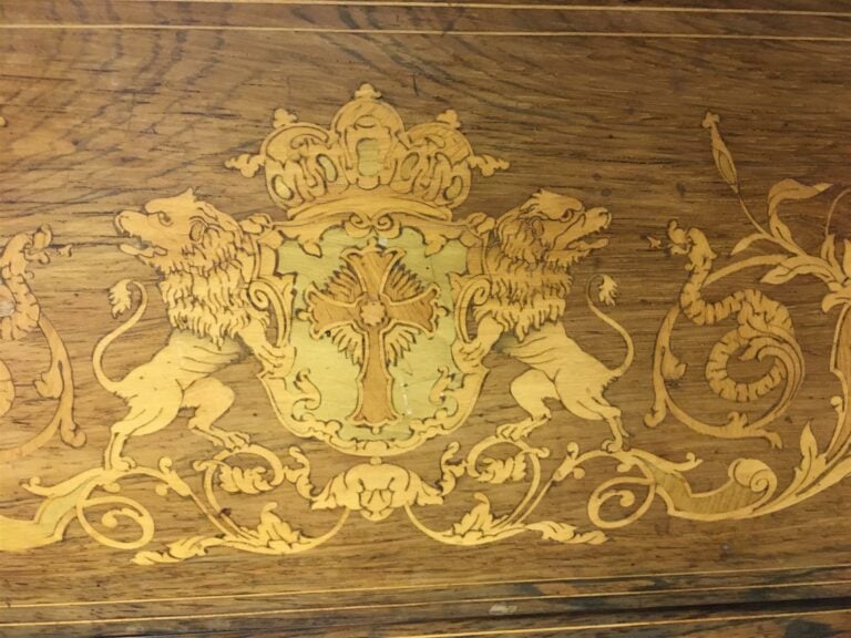 Commode en marqueterie de bois clair à décor de rinceaux, ouvrant à quatre tiro…