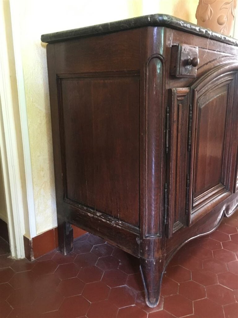 Buffet de chasse en chêne mouluré, ouvrant par deux portes à faux-dormant et de…