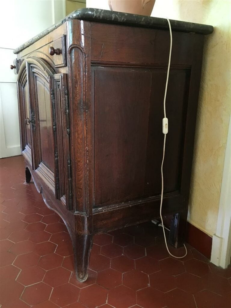 Buffet de chasse en chêne mouluré, ouvrant par deux portes à faux-dormant et de…