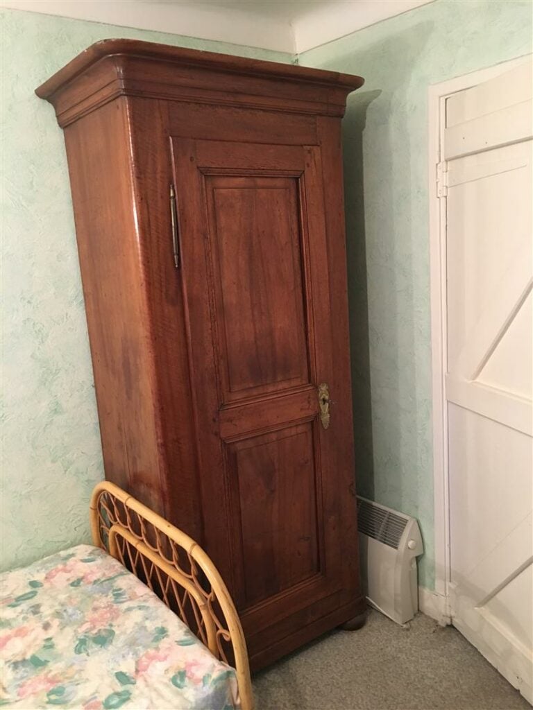 Bonnetière en bois naturel mouluré, ouvrant à une porte (trous de ver). - Début…