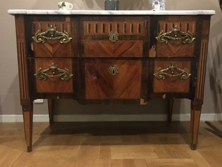 Commode à façade en ressaut en placage de bois de rose dans des encadrements en…