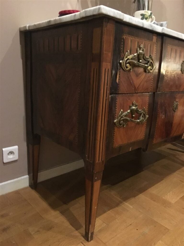 Commode à façade en ressaut en placage de bois de rose dans des encadrements en…