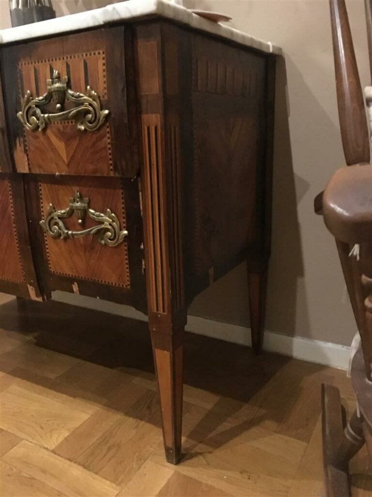 Commode à façade en ressaut en placage de bois de rose dans des encadrements en…