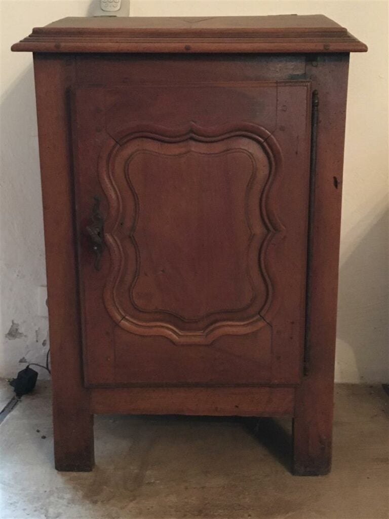 Pupitre en bois naturel, l'abattant supérieur marqueté d'une croix de Malte, un…