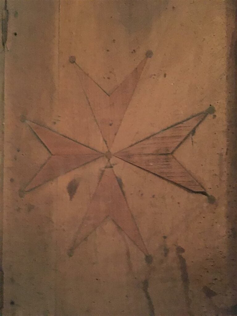 Pupitre en bois naturel, l'abattant supérieur marqueté d'une croix de Malte, un…