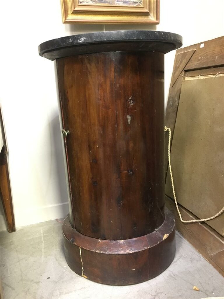 Petite table somno en placage d'acajou, une porte, dessus de marbre (petits acc…