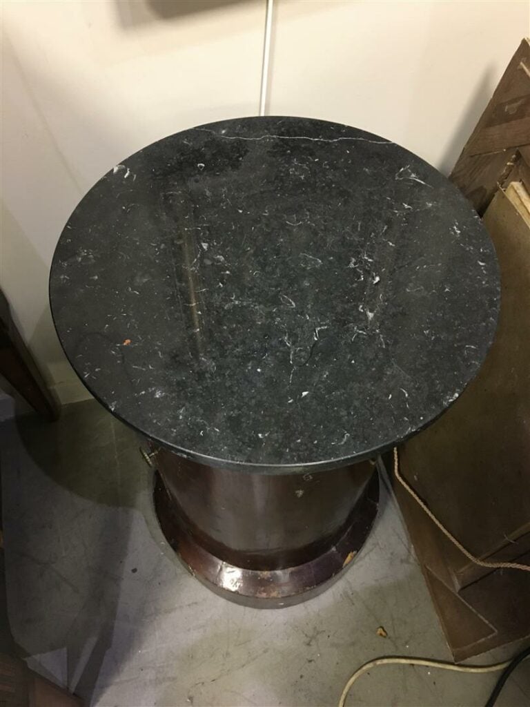 Petite table somno en placage d'acajou, une porte, dessus de marbre (petits acc…