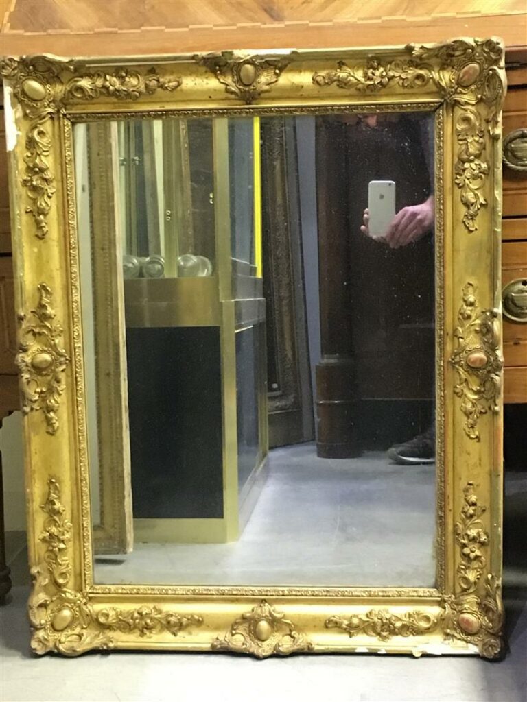 Miroir en bois stuqué à décor appliqué d'écoinçons, style Restauration. - 78 x…