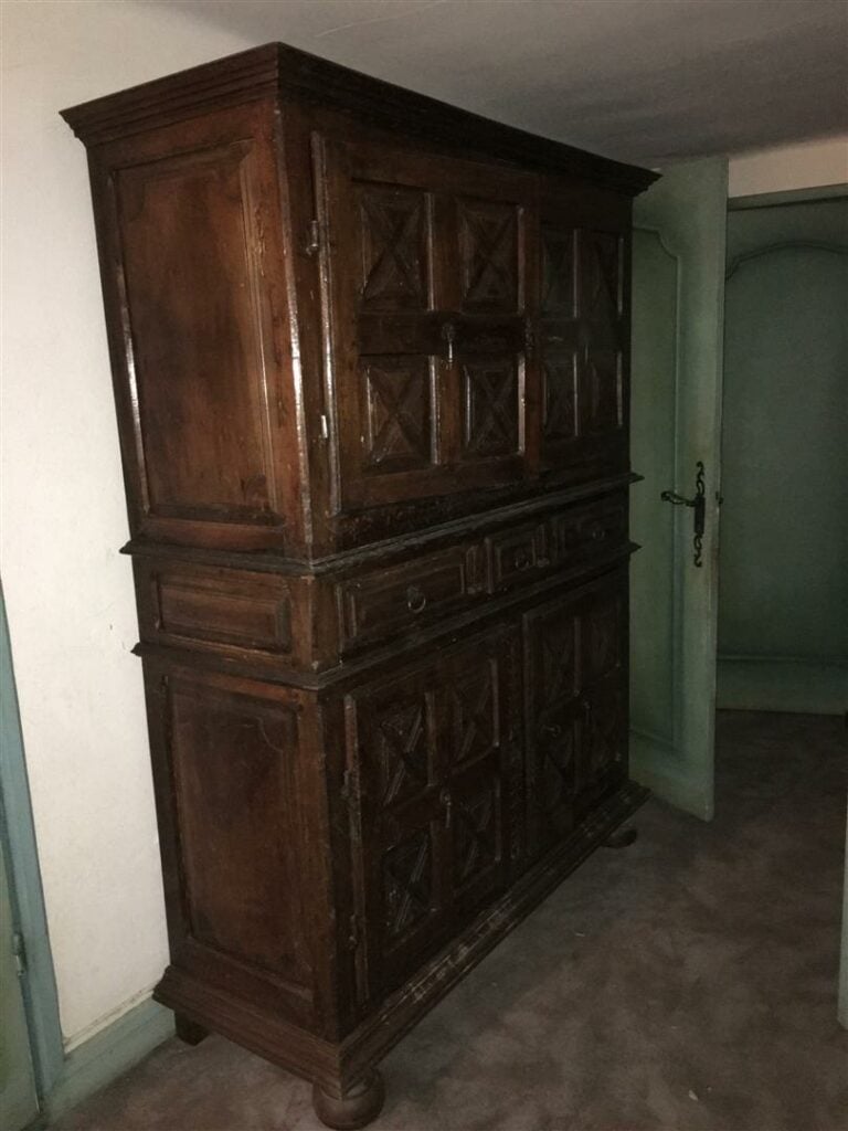 Buffet deux corps en chêne mouluré et à motifs de croisillons, ouvrant par deux…