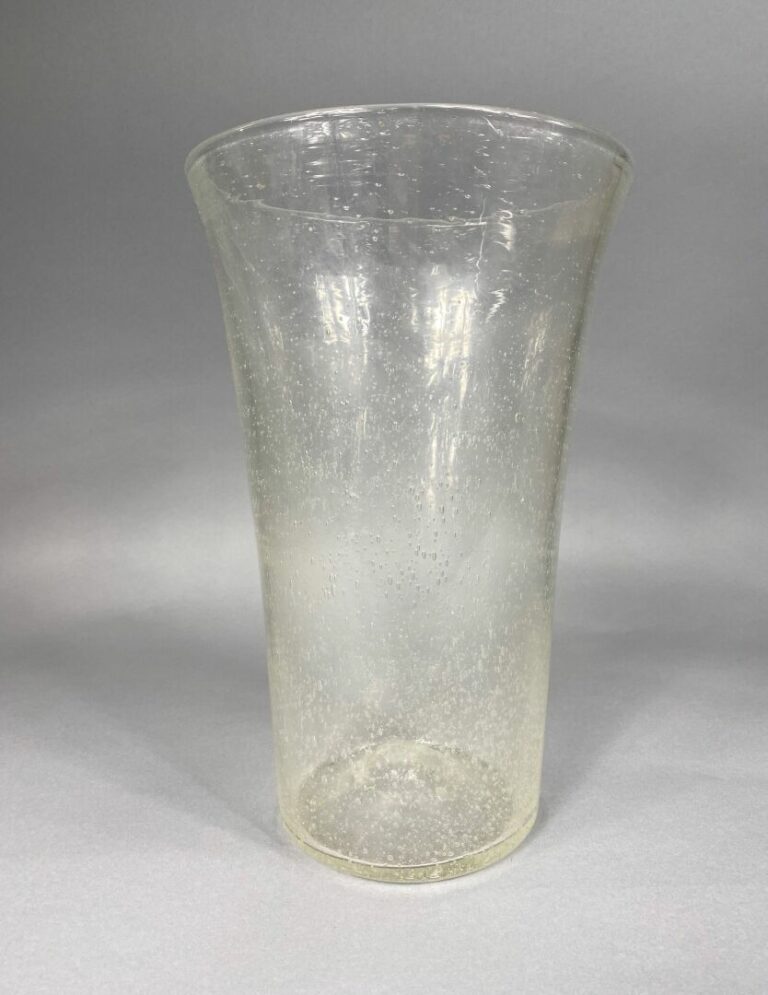 BIOT - Grand vase en verre bullé transparent - H : 35 cm - (défaut au creux au…