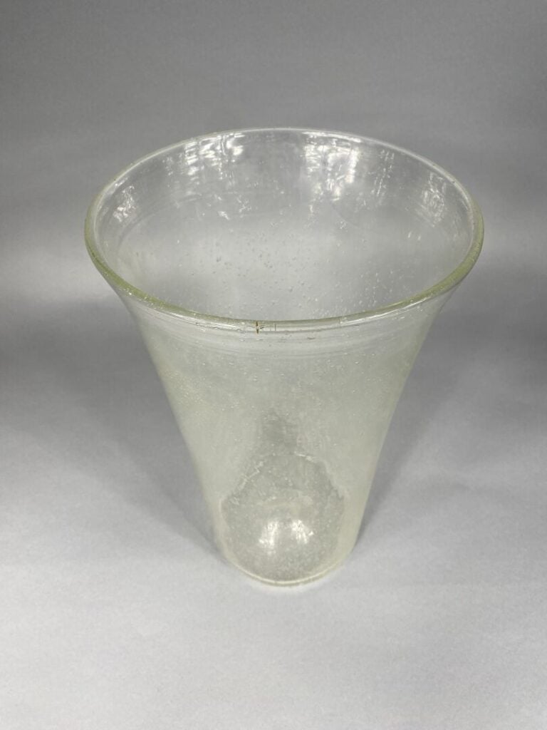BIOT - Grand vase en verre bullé transparent - H : 35 cm - (défaut au creux au…